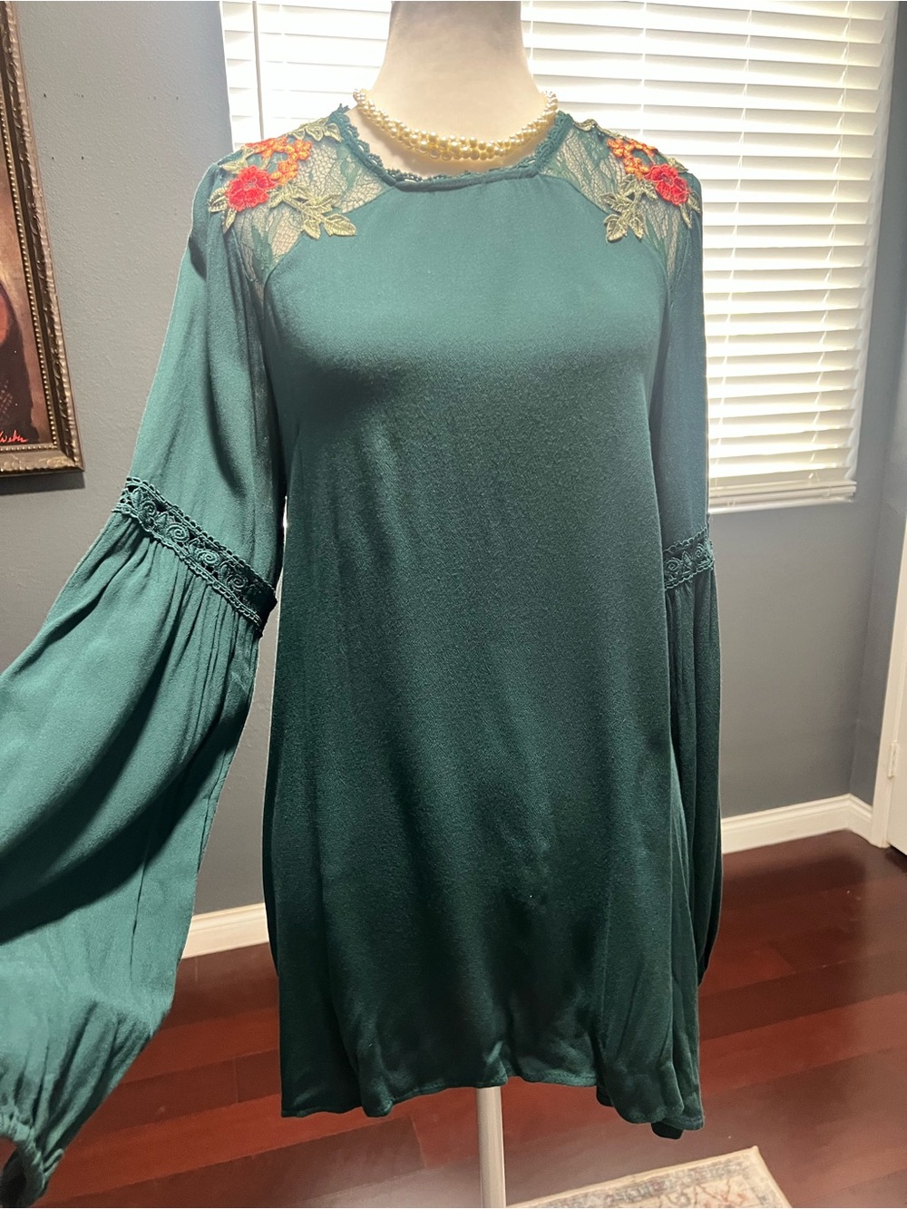 EUC Umgee Green Lace-Accent Long Sleeve Dress. Size Small
